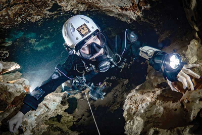 Cave Diving Lights: Canister vs Handheld